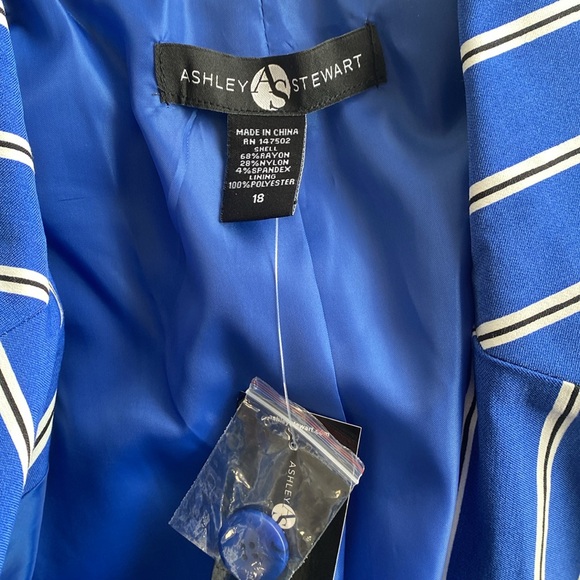 Blazer - Picture 3 of 3